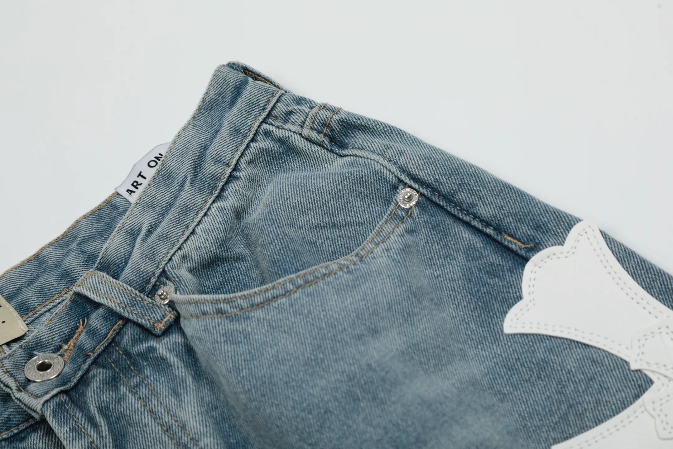 #8146 P290💰 Independent GALLERY DEPT. Vintage multi-leather spliced cross loose washed flared jeans - truly restore the ultimate texture of Vintage - original hardware accessories washed and other elevators, QR code analysis are all purchased from the original factory, high degree of restoration, you are welcome to compare with a certain product~ - Three-dimensional version Loose and comfortable, not picky about the body shape, taller and slimmer, factory Seiko, original factory quality control, same style for men and women, can be matched with couples, versatile recommendation, must-have jeans for all seasons -Size: 28 30 32 34 36